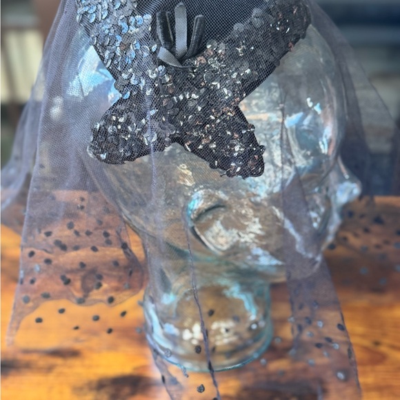 Vintage Elegant Black polka dot lace veil sequined, velvet fascinator - Picture 3 of 12